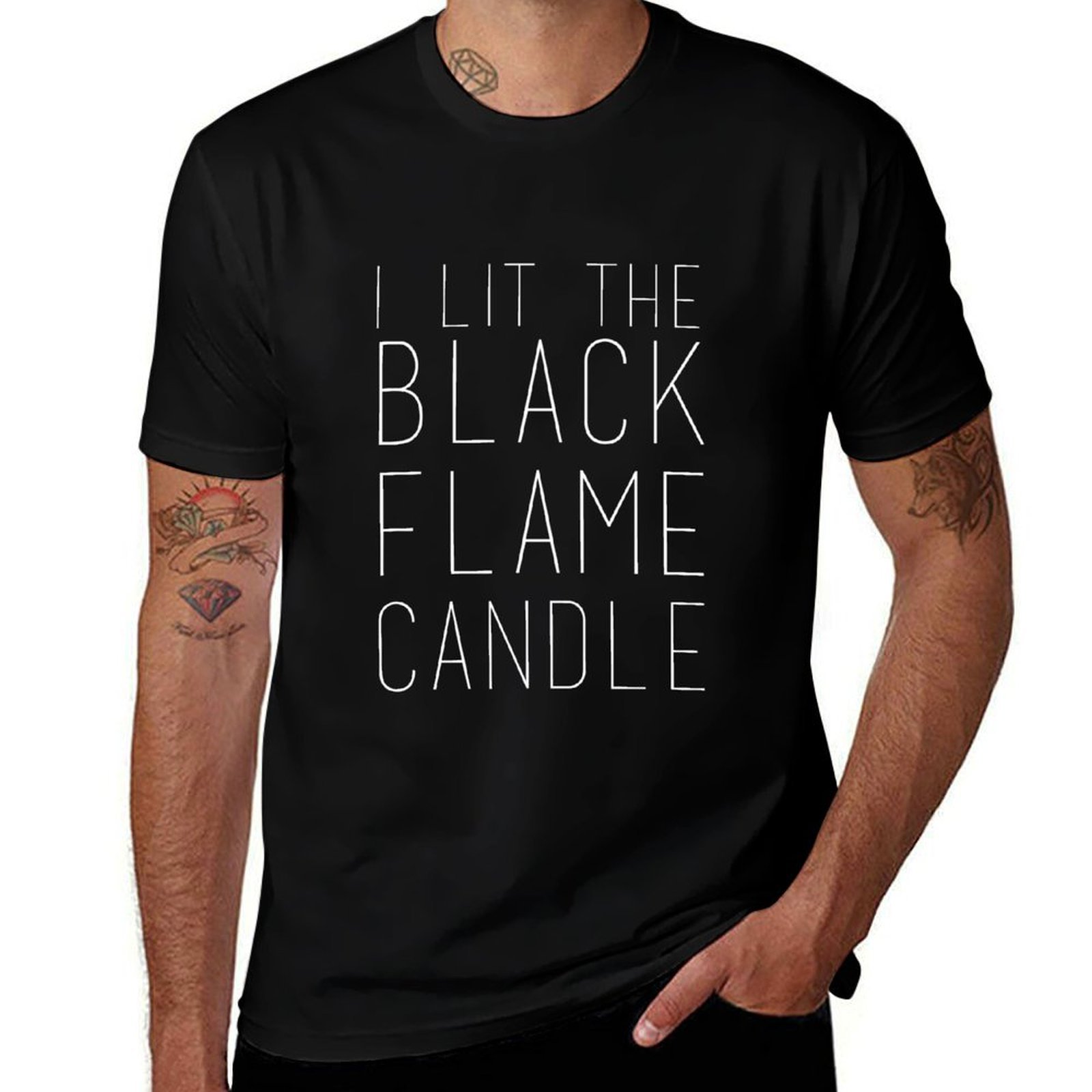 Black Tin Candle - Camiseta Black Flame Candle (branca) para